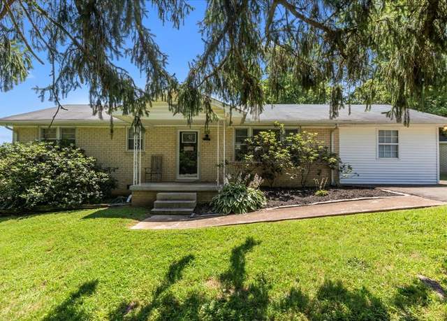 Property at 1109 N Charlotte St, Dickson, TN 37055, 4 beds, 2 baths