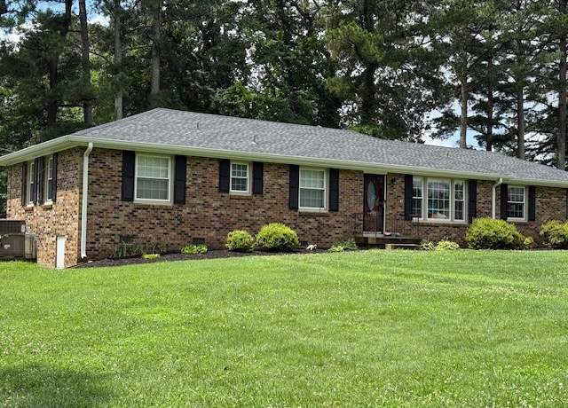 Property at 318 Ridgeland Dr, Clarksville, TN 37043, 3 beds, 2 baths