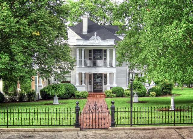 Property at 105 N Church St, Sparta, TN 38583, 5 beds, 3.5 baths