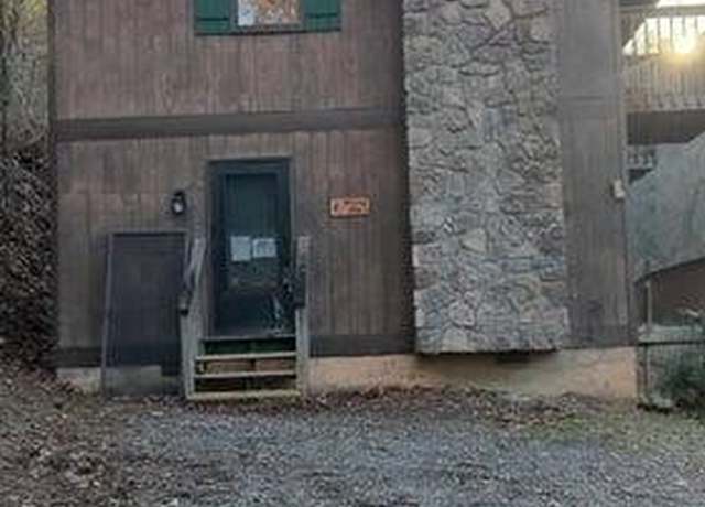 Property at 4264 New Pioneer Trl, Pigeon Forge, TN 37863, 2 beds, 2.5 baths