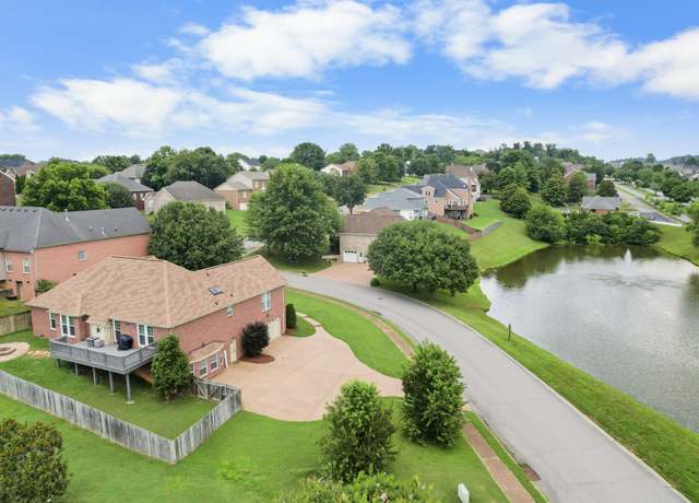 Property at 103 Fieldcrest Dr, Hendersonville, TN 37075, 4 beds, 3 baths
