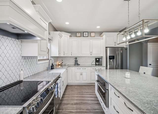 Property at 966 Terraceside Cir, Clarksville, TN 37040, 5 beds, 2.5 baths