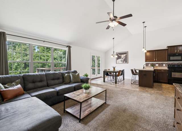 Property at 1815 Camelot Dr, Clarksville, TN 37040, 3 beds, 2 baths