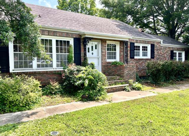 Property at 565 E College St, Pulaski, TN 38478, 3 beds, 2 baths