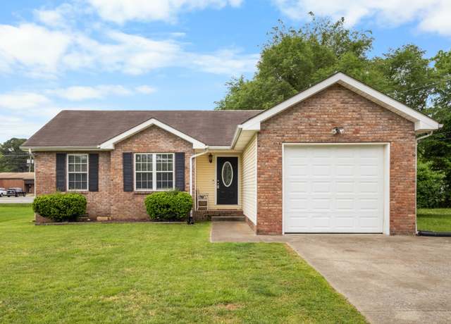 Property at 212 Moncrest Dr, Clarksville, TN 37042, 3 beds, 2 baths