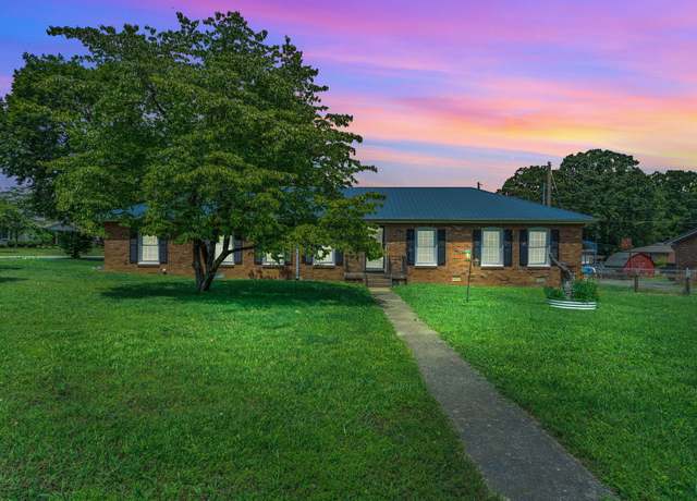 Property at 208 Royal Oak Dr, Dickson, TN 37055, 3 beds, 2 baths
