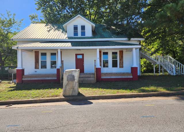 Property at 129 N Carolina Ave, Henderson, TN 38340, 3 beds, 2.5 baths