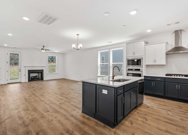 Property at 1404 Charles Dr, Chapel Hill, TN 37034, 4 beds, 2.5 baths