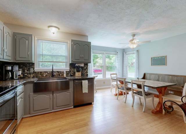 Property at 4648 31w Hwy, Cottontown, TN 37048, 3 beds, 2.5 baths