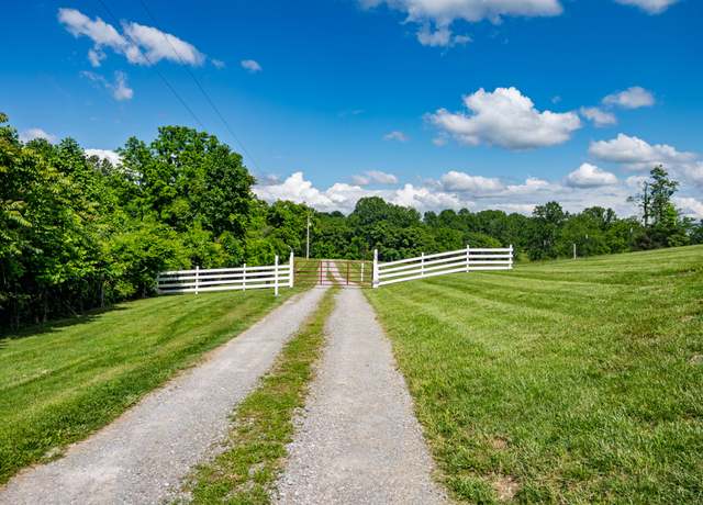 Property at 904 Weeping Willow Rd, Hendersonville, TN 37075, 4 beds, 3.5 baths