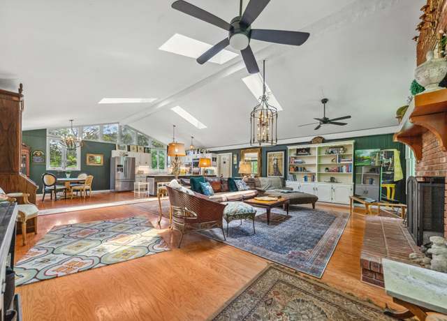 Property at 2090 Connelly Dr, Lewisburg, TN 37091, 2 beds, 3 baths