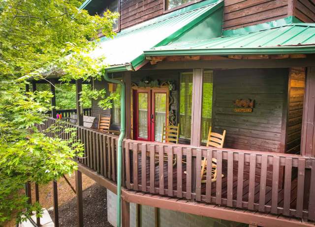 Property at 2202 Applewood Rd, Sevierville, TN 37862, 7 beds, 5 baths