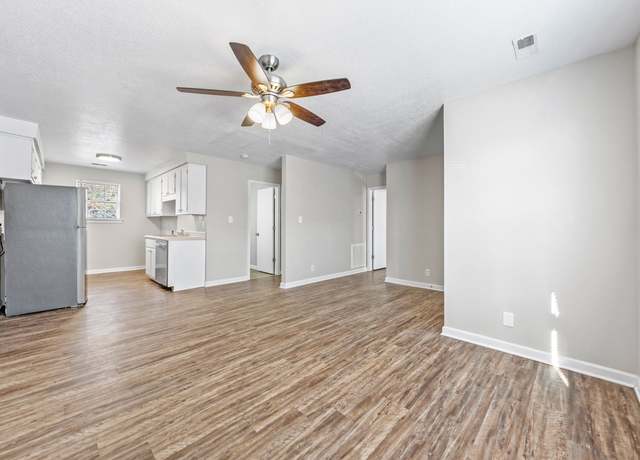 Property at 209 Lexington Dr, Clarksville, TN 37042, 6 beds, 3 baths