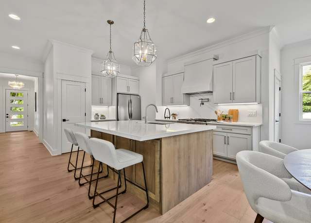 Property at 615 N 9th St, Nashville, TN 37206, 4 beds, 4.5 baths
