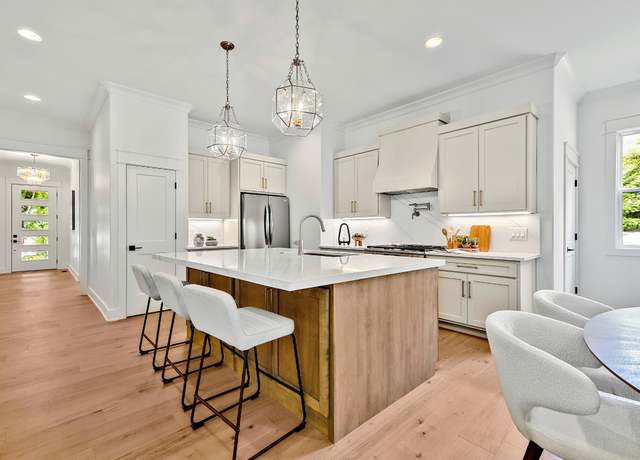 Property at 615 N 9th St, Nashville, TN 37206, 4 beds, 4.5 baths