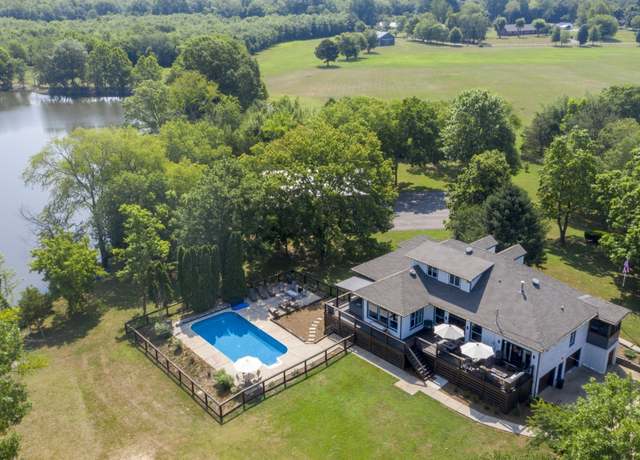 Property at 1014 Lakeview Cir, Ashland City, TN 37015, 5 beds, 3 baths
