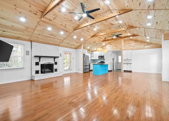 Property at 414 Fabian Pl, Clarksville, TN 37043, 5 beds, 3 baths