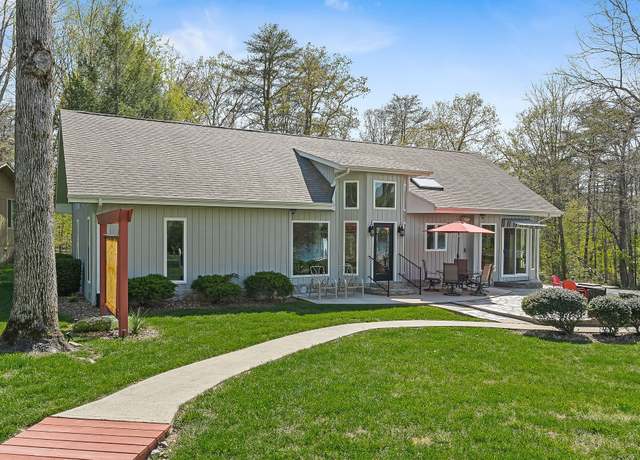 Property at 304 Saint George Dr, Crossville, TN 38558, 3 beds, 2.5 baths