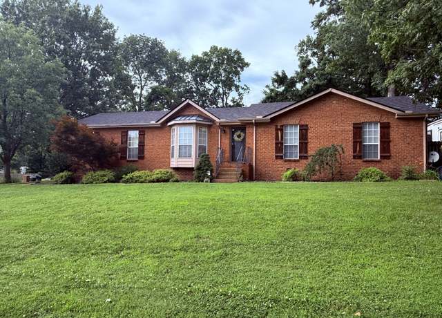 Property at 216 Lakeside Park Dr, Hendersonville, TN 37075, 3 beds, 2 baths