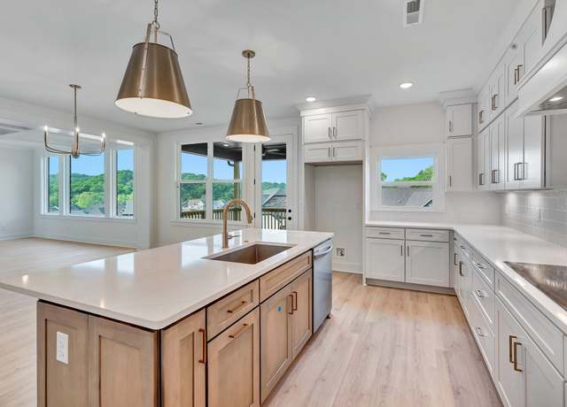 Property at 194 Willow Bend Dr, Hendersonville, TN 37075, 4 beds, 3.5 baths