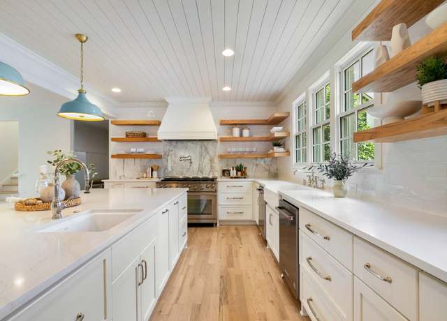 Property at 1916 Holly St, Nashville, TN 37206, 5 beds, 4 baths