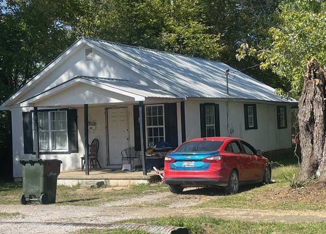Property at 209 W 3rd Ave, Hohenwald, TN 38462, 3 beds, 1 bath