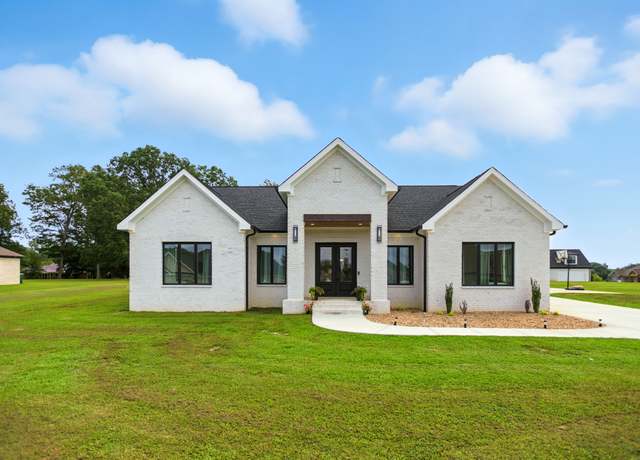 Property at 1 Ivy Dr, Fayetteville, TN 37334, 4 beds, 3 baths