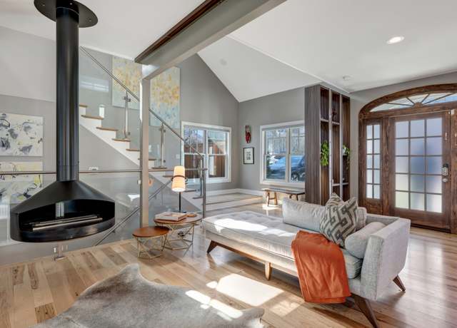 Property at 1926 20th Ave S, Nashville, TN 37212, 3 beds, 3.5 baths