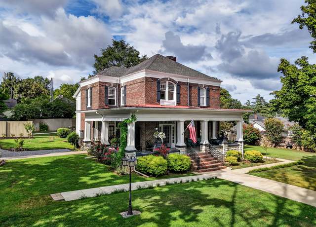 Property at 404 Washington St E, Fayetteville, TN 37334, 4 beds, 4.5 baths