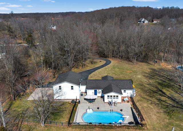 Property at 489 Calista Rd, White House, TN 37188, 4 beds, 3 baths