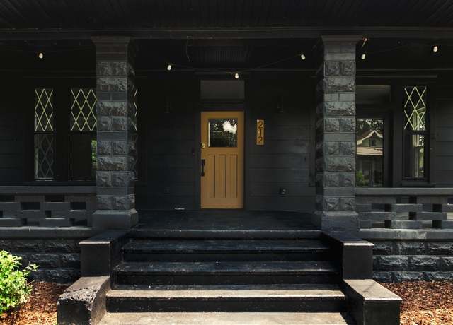 Property at 212 N Oak St, Springfield, TN 37172, 5 beds, 5 baths