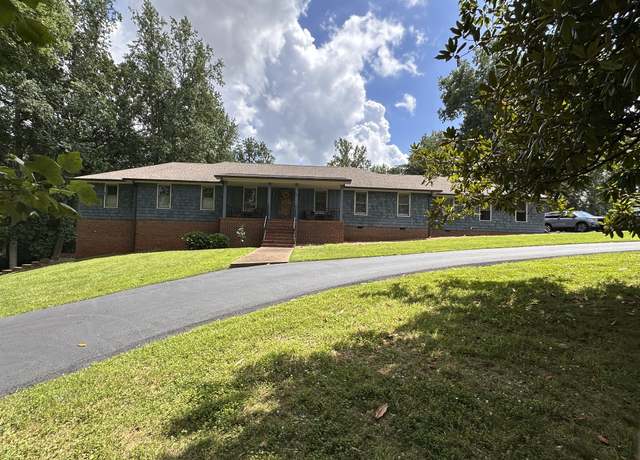 Property at 560 Lakeland Dr, Mcminnville, TN 37110, 4 beds, 3.5 baths