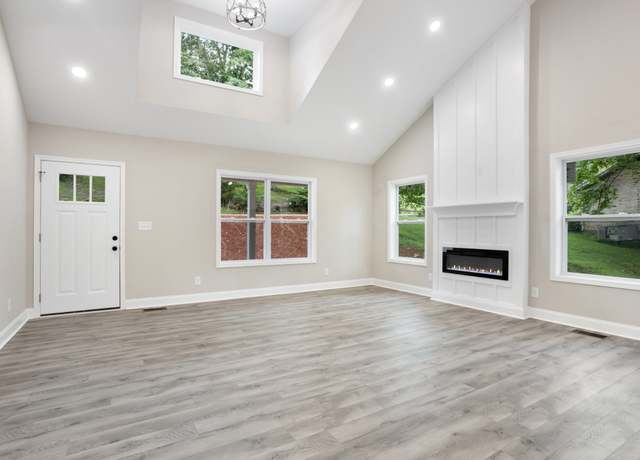Property at 105 Jay Cir, Clarksville, TN 37040, 3 beds, 2.5 baths