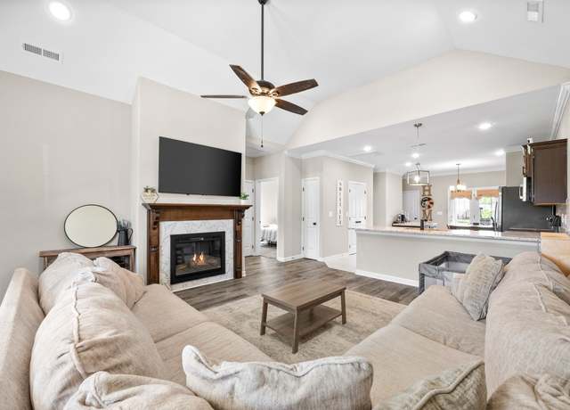 Property at 1485 Citadel Dr, Clarksville, TN 37042, 4 beds, 3 baths