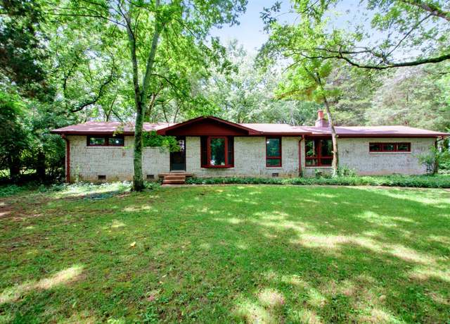 Property at 627 Georgetown Dr, Nashville, TN 37205, 3 beds, 2 baths