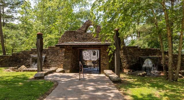 Photo of 721 Three Point Rd, Muscle Shoals, AL 35661