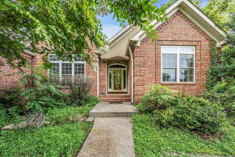 Photo of 104 Breakwater N Hendersonville, TN 37075