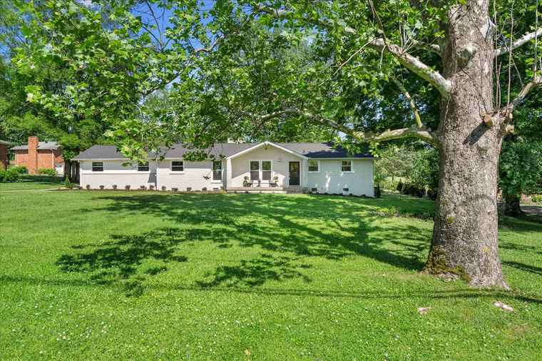 Photo of 319 Indian Lake Rd Hendersonville, TN 37075