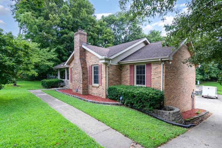 Photo of 712 Rossview Rd Clarksville, TN 37043
