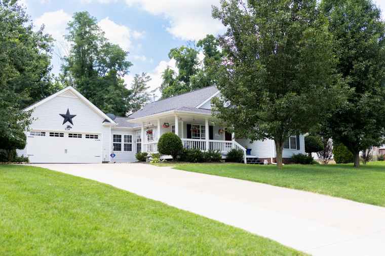Photo of 614 Ashley Oaks Dr Clarksville, TN 37042