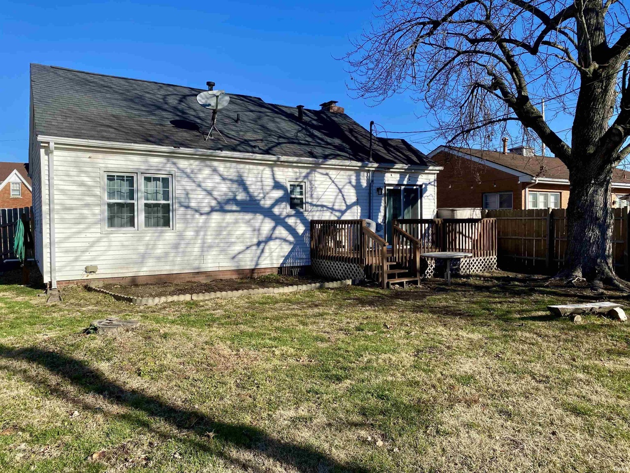 1043 E Gum St, Evansville, IN 47714 | MLS# 202344933 | Redfin