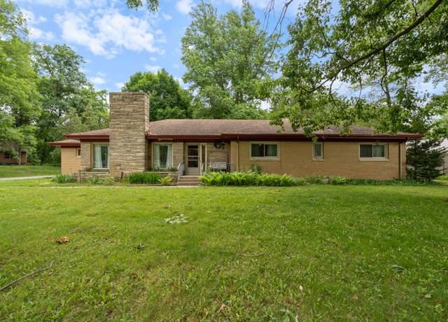 Property at 1201 Edgewood Dr, Warsaw, IN 46580, 4 beds, 2.5 baths