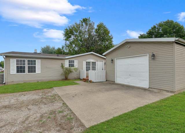 Property at 11131 N Wawasee Cir, Cromwell, IN 46732, 3 beds, 2 baths