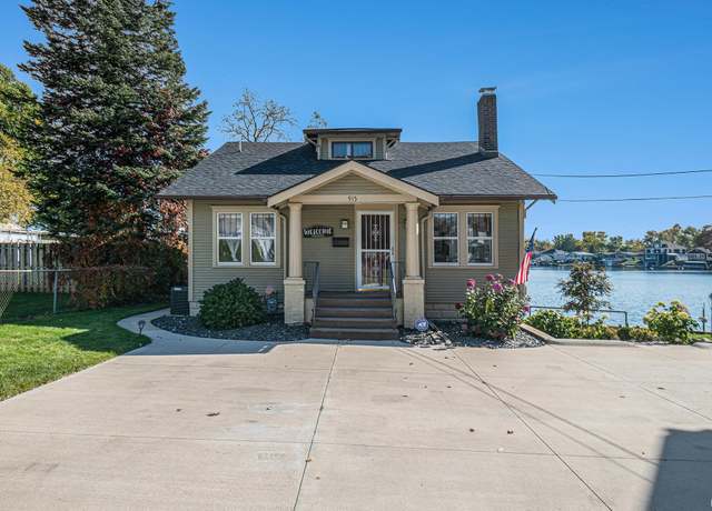 Property at 915 E Beardsley Ave, Elkhart, IN 46514, 3 beds, 3 baths