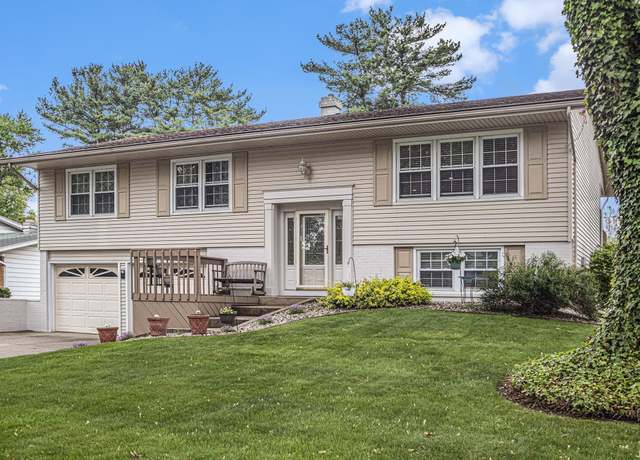 Property at 1630 Victoria Dr, Elkhart, IN 46514, 4 beds, 3 baths