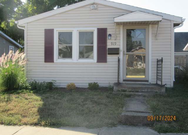 Property at 919 Meridian St, Mishawaka, IN 46544, 2 beds, 1 bath
