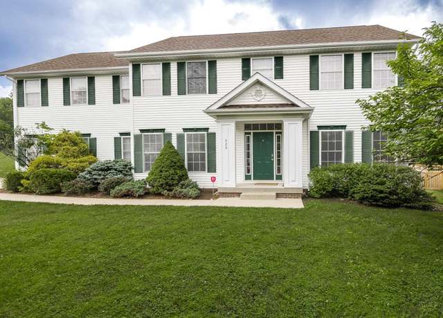 Property at 929 S Fenbrook Ct, Bloomington, IN 47401, 4 beds, 2.5 baths