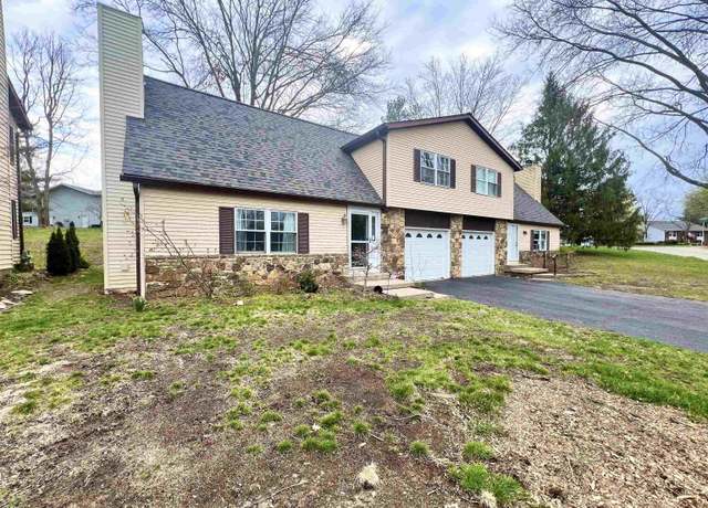 Property at 3840 S Laurel Ct, Bloomington, IN 47401, 2 beds, 1.5 baths