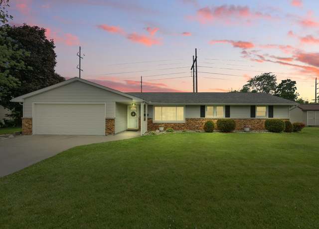 Property at 1209 Highland Dr, Auburn, IN 46706, 3 beds, 2 baths