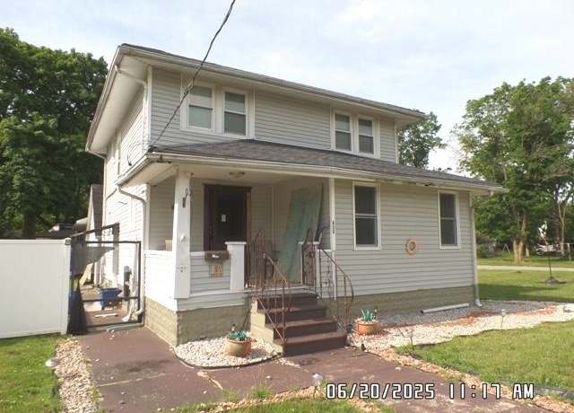 Property at 635 W Lusher Ave, Elkhart, IN 46517, 3 beds, 1 bath